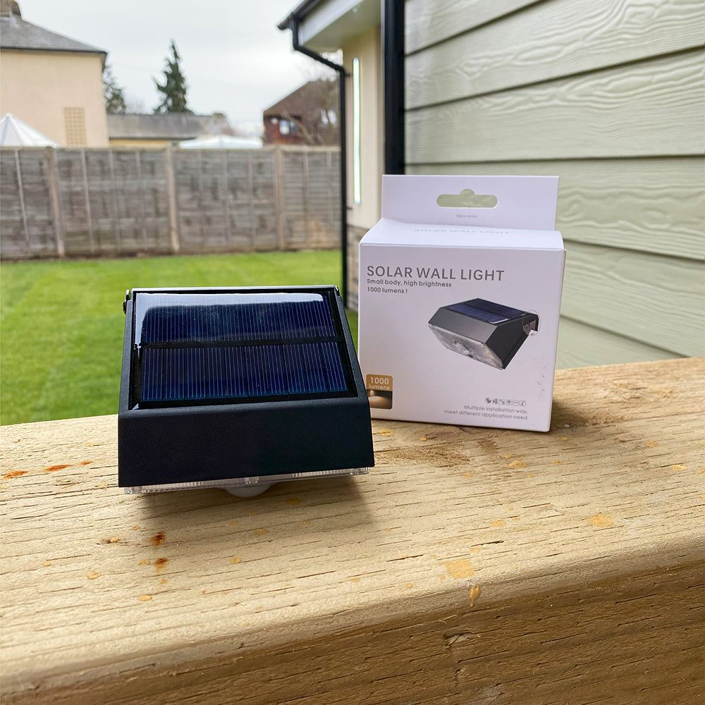 MarsWall-1000®- perimmäinen ulkokäyttöön tarkoitettu aurinkoseinävalo (2 Pack)